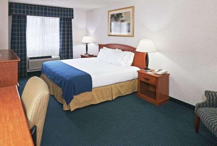 Ramada By Wyndham Santa Fe Hotel Room photo