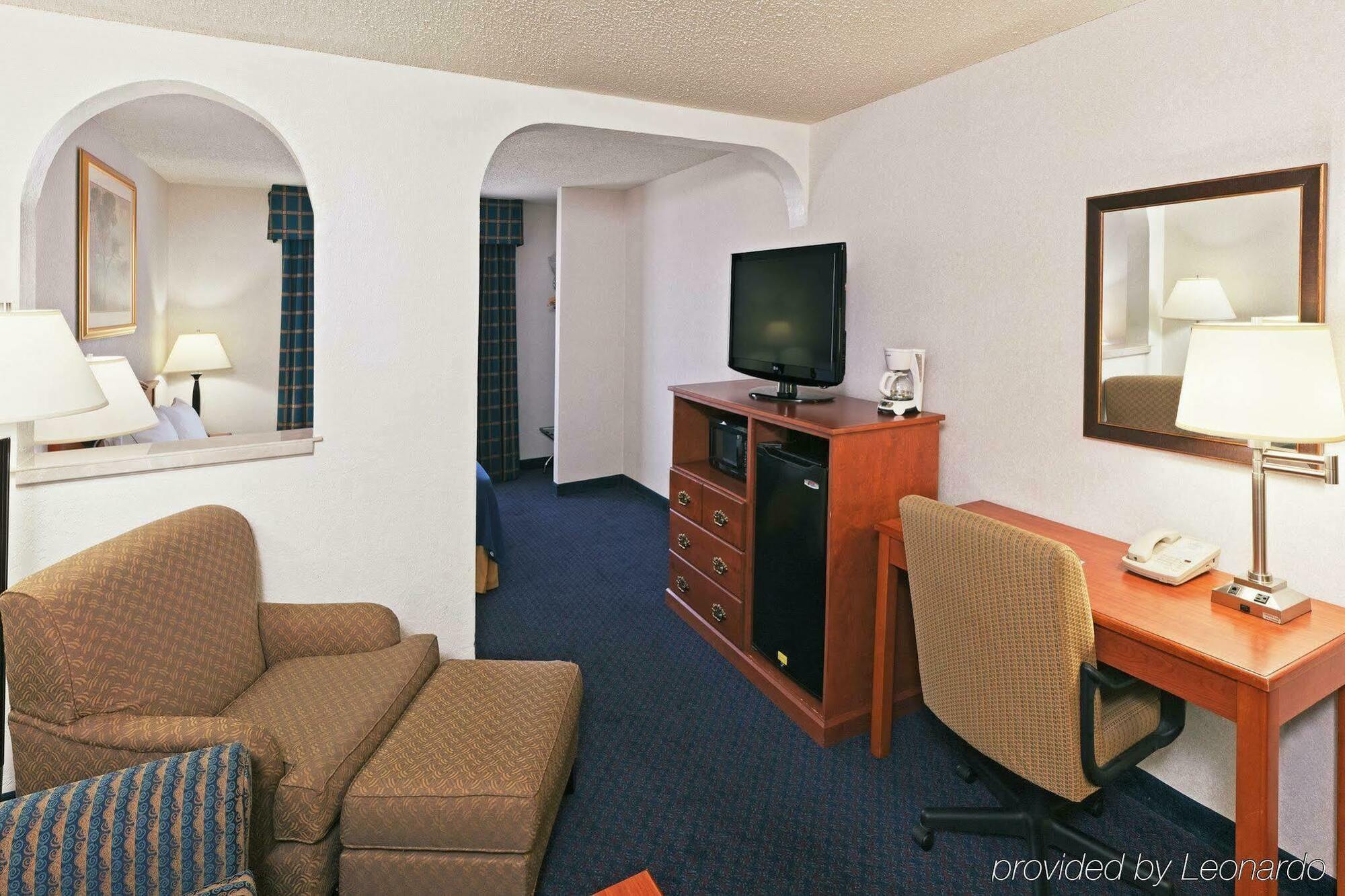 Ramada By Wyndham Santa Fe Hotel Room photo